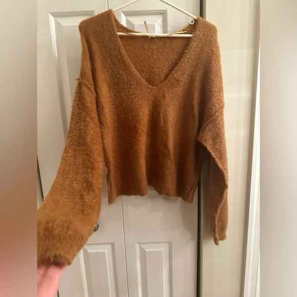 Bundle Alert Free People Oversized Fuzzy V-Neck Sweater & Levi’s jeans. - Picture 4 of 15